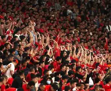 足球赛场烽火连连,每个进球都点燃热情的球 足球赛场烽火连连,每个进球都点燃热情的球